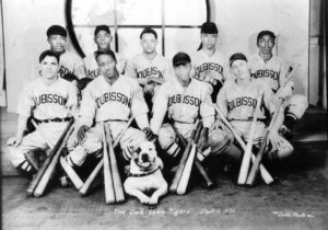 A group of baseball players posing for a picture.